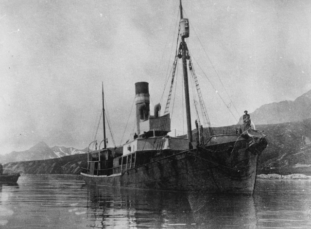 Fs2872 Hvalbåten Foca ved Sør Georgia. Foto Hvalfangstmuseets fotoarkiv