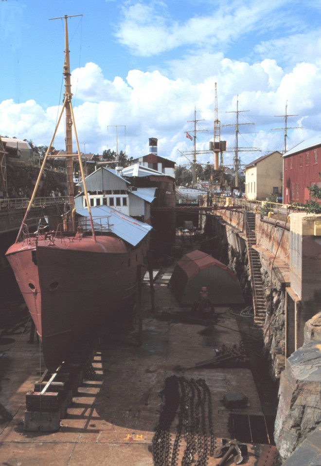 Hestmanden og Hindholmen i dokka august 1997 mellom utgav